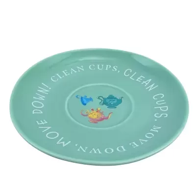 Prato verde azulado com desenhos de bules e texto branco