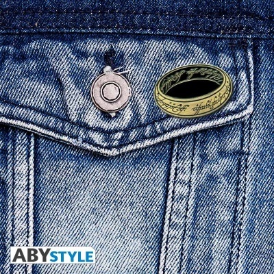 Bolso de ganga azul com dois pins metálicos, um circular prateado e um anel dourado com inscrições, logo ABYstyle