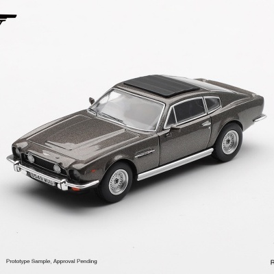 Miniatura de carro desportivo cinzento metálico com teto preto e detalhes cromados