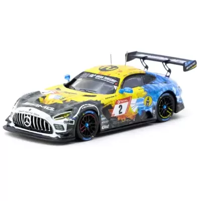 Miniatura de carro de corrida Mercedes-AMG colorido em fundo branco