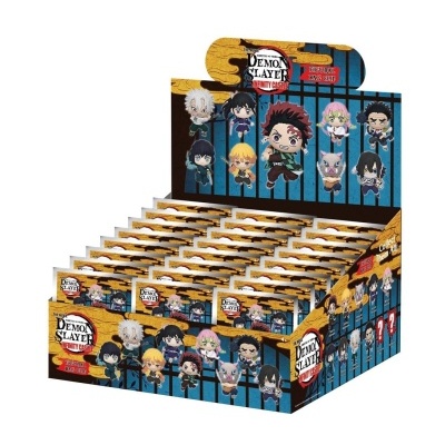 Display com vários pacotes de clips figurais Demon Slayer Infinity Castle e personagens coloridos em estilo chibi.