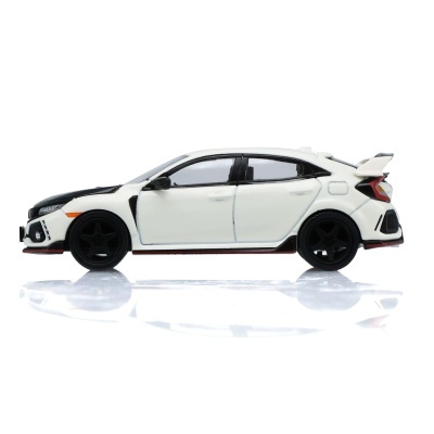 Carro de brinquedo desportivo branco e preto com spoiler e jantes pretas