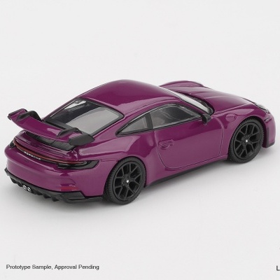 Miniatura de carro desportivo Porsche roxo em fundo branco