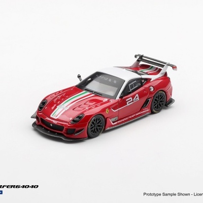Miniatura de carro de corrida Ferrari vermelha com faixa branca e verde e número 24 em fundo branco