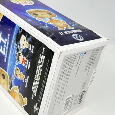 Caixa de brinquedo Funko Pop E.T. THE EXTRA-TERRESTRIAL número 130 com fundo azul estrelado
