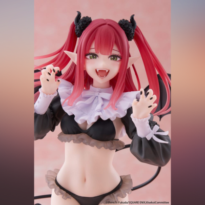 Figura colecionável anime feminina com cabelos vermelhos, chifres e roupa preta e branca