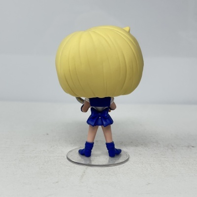 Figura Funko Pop de costas com cabelo amarelo e vestido azul