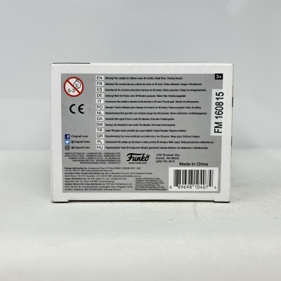 Embalagem branca com texto e avisos de segurança multilingues e código de barras.