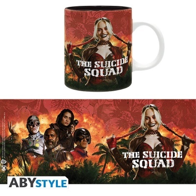 Caneca branca com ilustração colorida do filme THE SUICIDE SQUAD e personagens em fundo com fogo e palmeiras