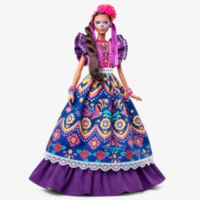 Boneca com traje tradicional mexicano e pintura facial de caveira