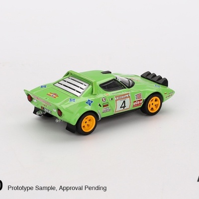 Miniatura de carro de corrida verde com rodas amarelas e autocolantes em fundo branco