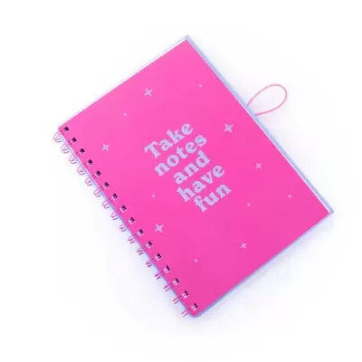 Caderno rosa com espiral e texto Take notes and have fun