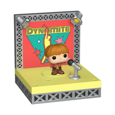 Figura colecionável Funko Pop num palco com microfone e fundo com texto DYNAMITE