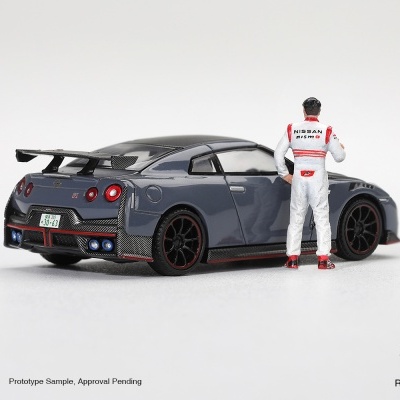 Miniatura de carro de corrida Nissan GT-R cinzento escuro com figura de piloto