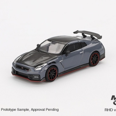 Miniatura de carro desportivo cinza com detalhes pretos, sobre fundo branco