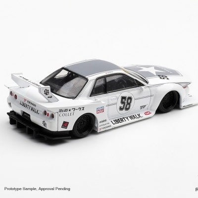 Miniatura de carro de corrida branco e cinzento com número 58 e logos diversas.