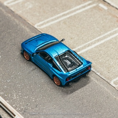 Miniatura de carro desportivo azul metálico com jantes castanhas