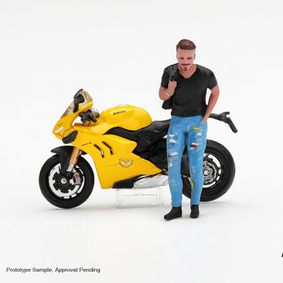 Miniatura de homem e mota amarela Ducati sobre fundo branco