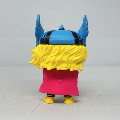 Figura de vinil estilizada com capacete azul, cabelo amarelo e casaco rosa vista de costas