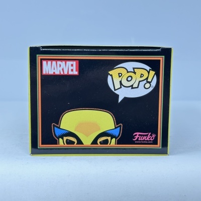 Embalagem Funko Pop Marvel com personagem amarelo e azul, texto MARVEL e POP!