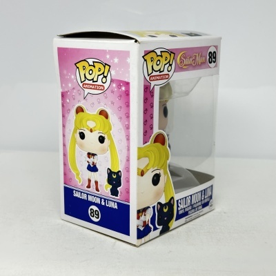 Embalagem Funko Pop da personagem Sailor Moon e gato Luna