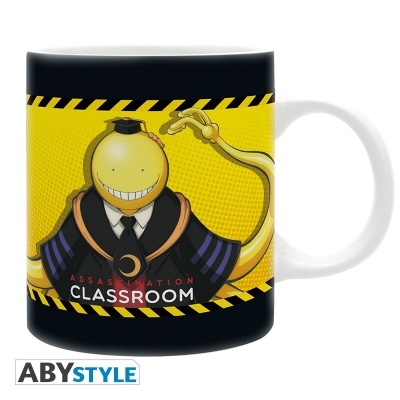 Caneca preta e amarela com personagem de desenho animado sorridente e texto ASSASSINATION CLASSROOM