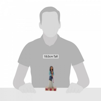 Miniatura de figura feminina colorida de 18 cm sobre base vermelha em silhueta cinzenta