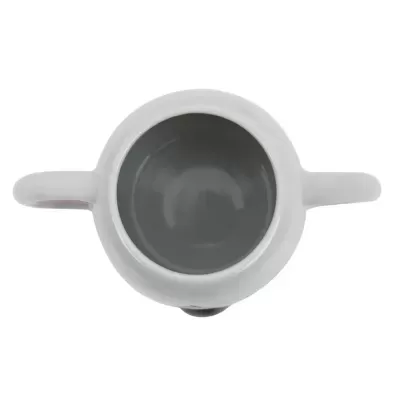Caneca branca de cerâmica vista de cima com interior cinza e duas pegas