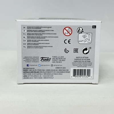 Embalagem branca com texto e símbolos de advertência, reciclagem, e informações do fabricante Funko