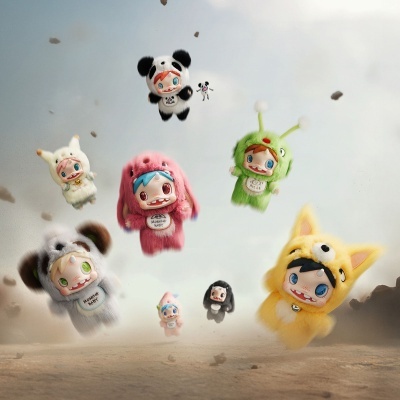 Bonecas de pelúcia coloridas com fatos de animais e etiquetas MOMMY BABY e POLAR num cenário aéreo