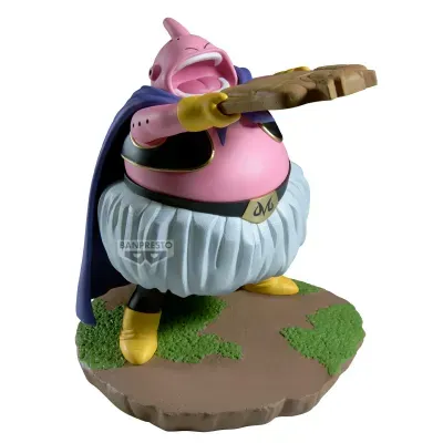 Figura de personagem cor-de-rosa com capa azul e calças brancas segurando tábua castanha numa base simulando chão com relva
