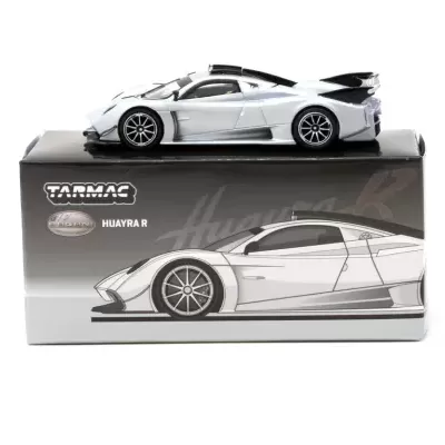 Miniatura de carro Pagani Huayra R prata sobre caixa preta com desenho do carro e texto TARMAC, PAGANI, HUAYRA R