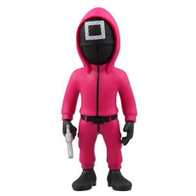Figura de ação de personagem com fato rosa e máscara preta com quadrado cinza segurando arma