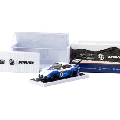 Miniatura de carro desportivo branco e azul com número 2 na porta, base branca, caixa transparente e embalagem com logos TARMAC WORKS LB RWB