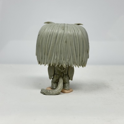 Boneco Funko Pop cinza com pelos longos e ralos, cauda e patas visíveis