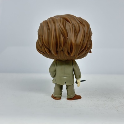 Figura Funko Pop vista de costas com cabelo castanho e roupa castanho-oliva