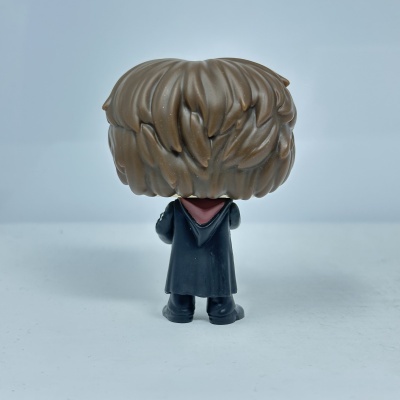 Figura Funko Pop vista de costas com cabelo castanho e casaco preto com capa vermelha.
