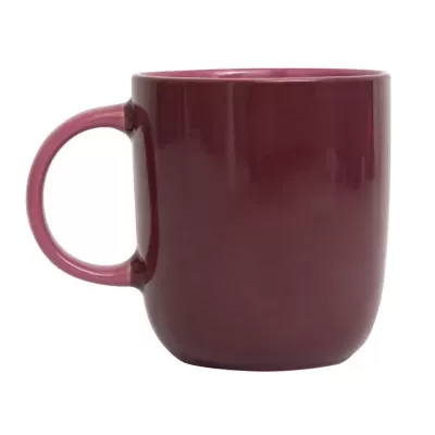 Caneca de cerâmica borgonha com pega arredondada sobre fundo branco