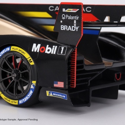 Carro de corrida preto com pneus Michelin e logótipos