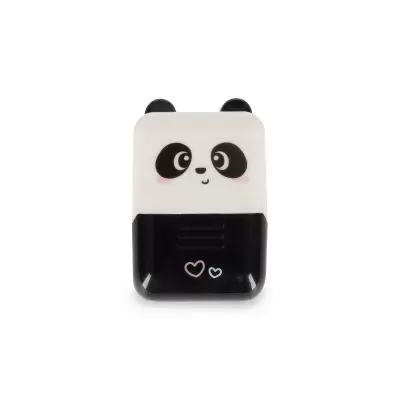 Apontador de lápis com desenho de panda nas cores preto e branco e dois corações pequenos.
