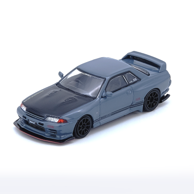 Miniatura de carro desportivo cinza com capot preto e detalhes em preto