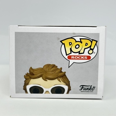 Embalagem Funko Pop! Rocks com figura de cabelo castanho e óculos brancos