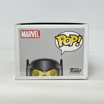 Caixa branca com logos Marvel, POP! e Funko em fundo cinzento.