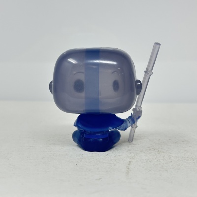 Boneco Funko Pop azul translúcido visto de costas com espada