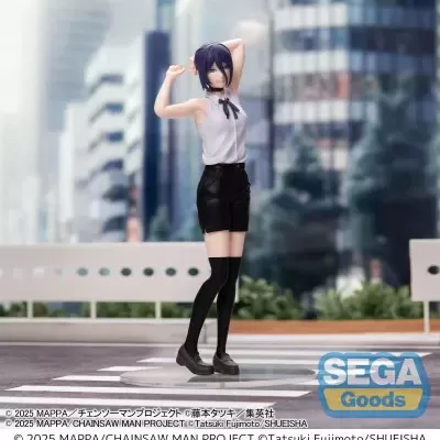 Figura colecionável feminina com cabelo azul escuro, blusa branca sem mangas, calções pretos e meias longas pretas