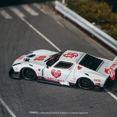 Miniatura de carro de corrida branca com detalhes vermelhos na pista