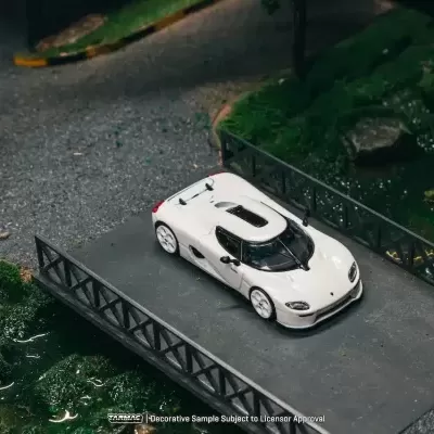 Miniatura de carro desportivo branco sobre ponte num diorama