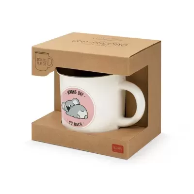 Caneca branca com desenho de coala e texto, embalada numa caixa de cartão