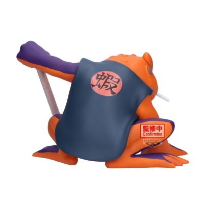 Figura de sapo laranja com colete azul escuro e símbolo vermelho, segurando cachimbo branco
