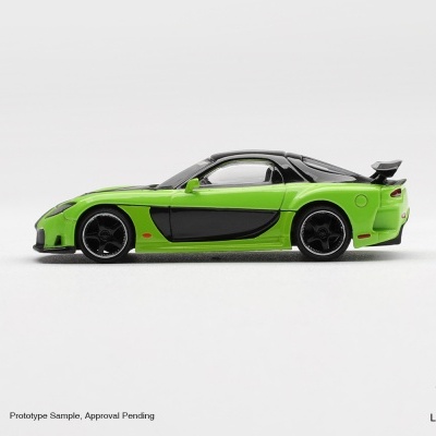 Miniatura de carro desportivo verde e preto com asa traseira em fundo branco